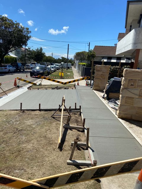 Interlocking block wall on slope